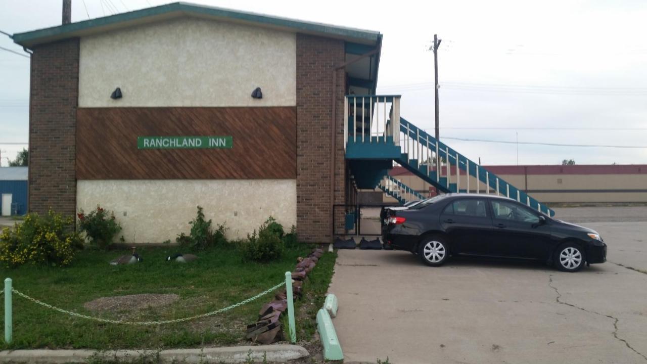Ranchland Inn Nanton Exterior foto