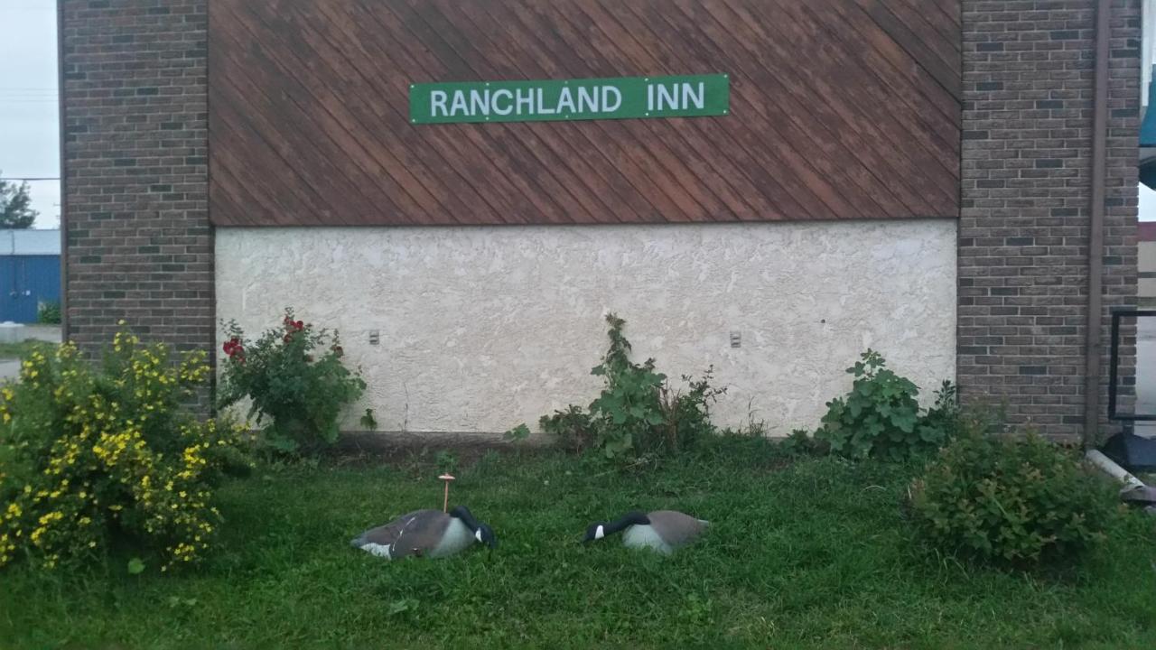 Ranchland Inn Nanton Exterior foto