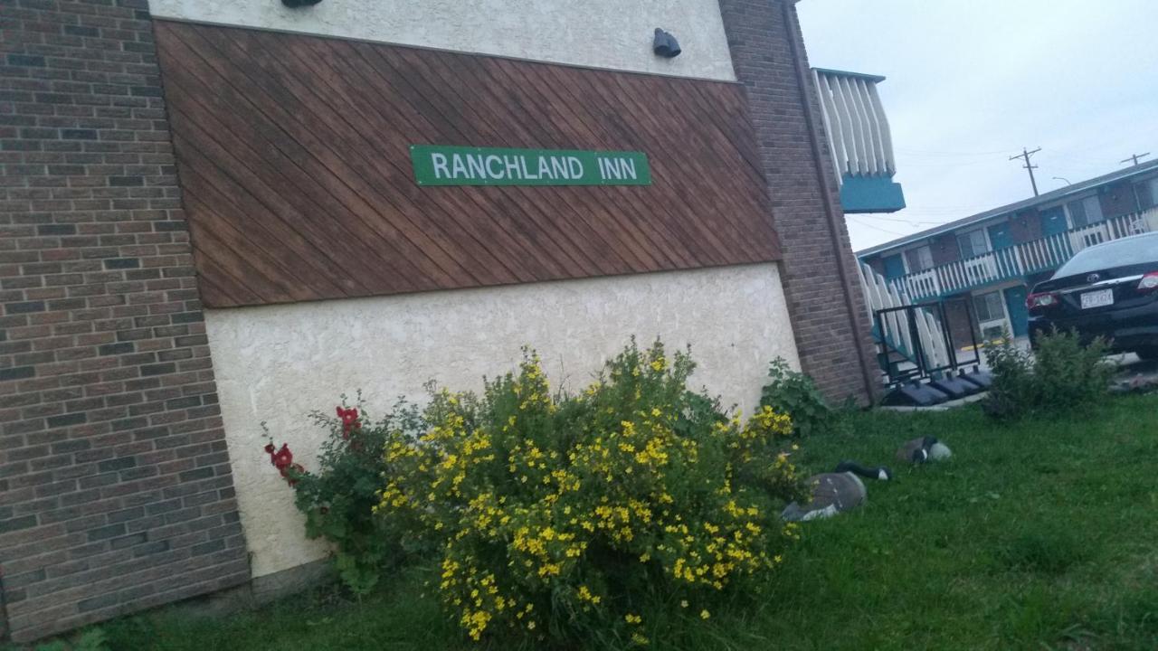 Ranchland Inn Nanton Exterior foto