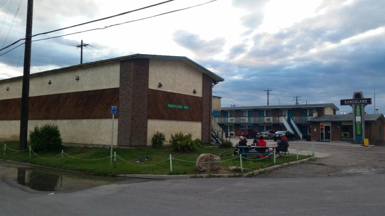 Ranchland Inn Nanton Exterior foto