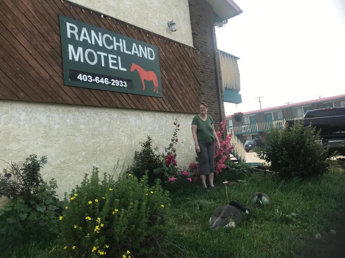 Ranchland Inn Nanton Exterior foto
