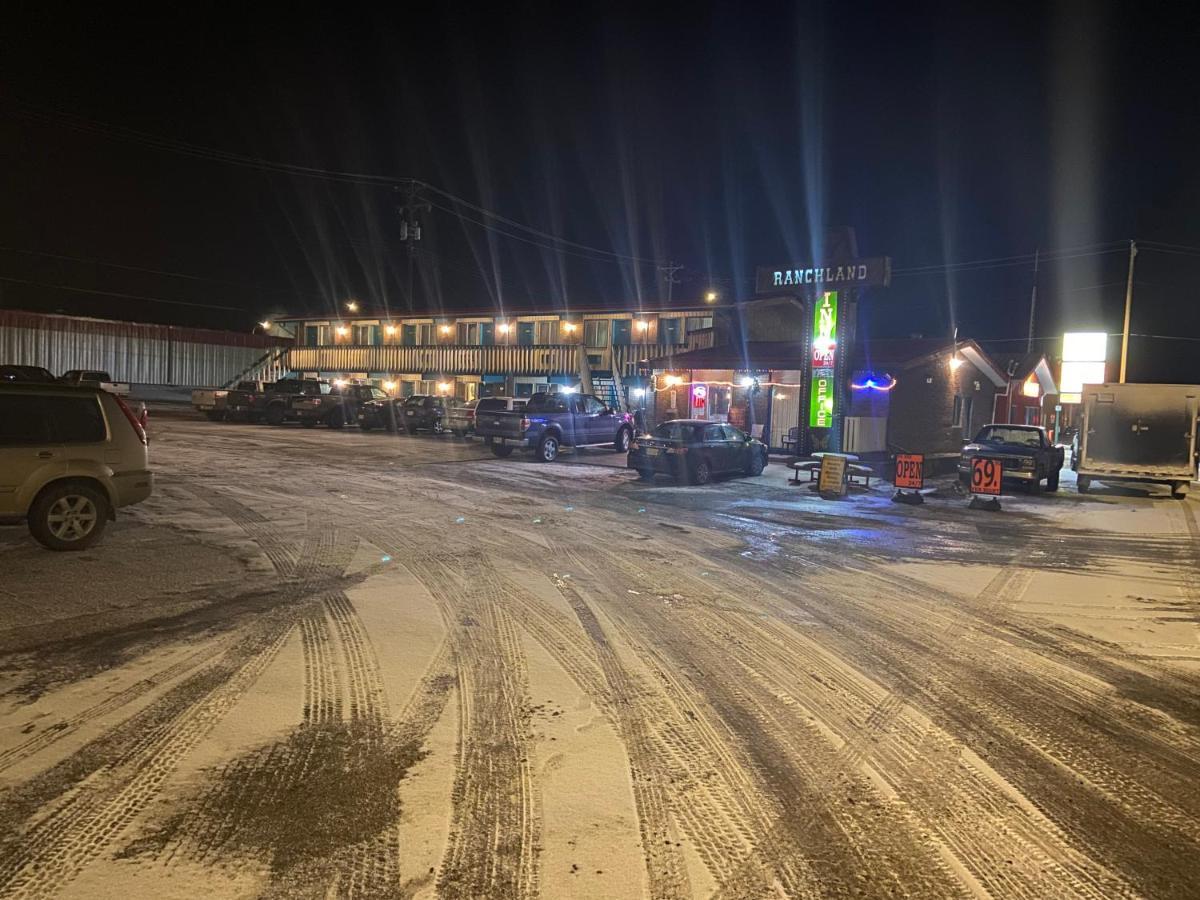 Ranchland Inn Nanton Exterior foto