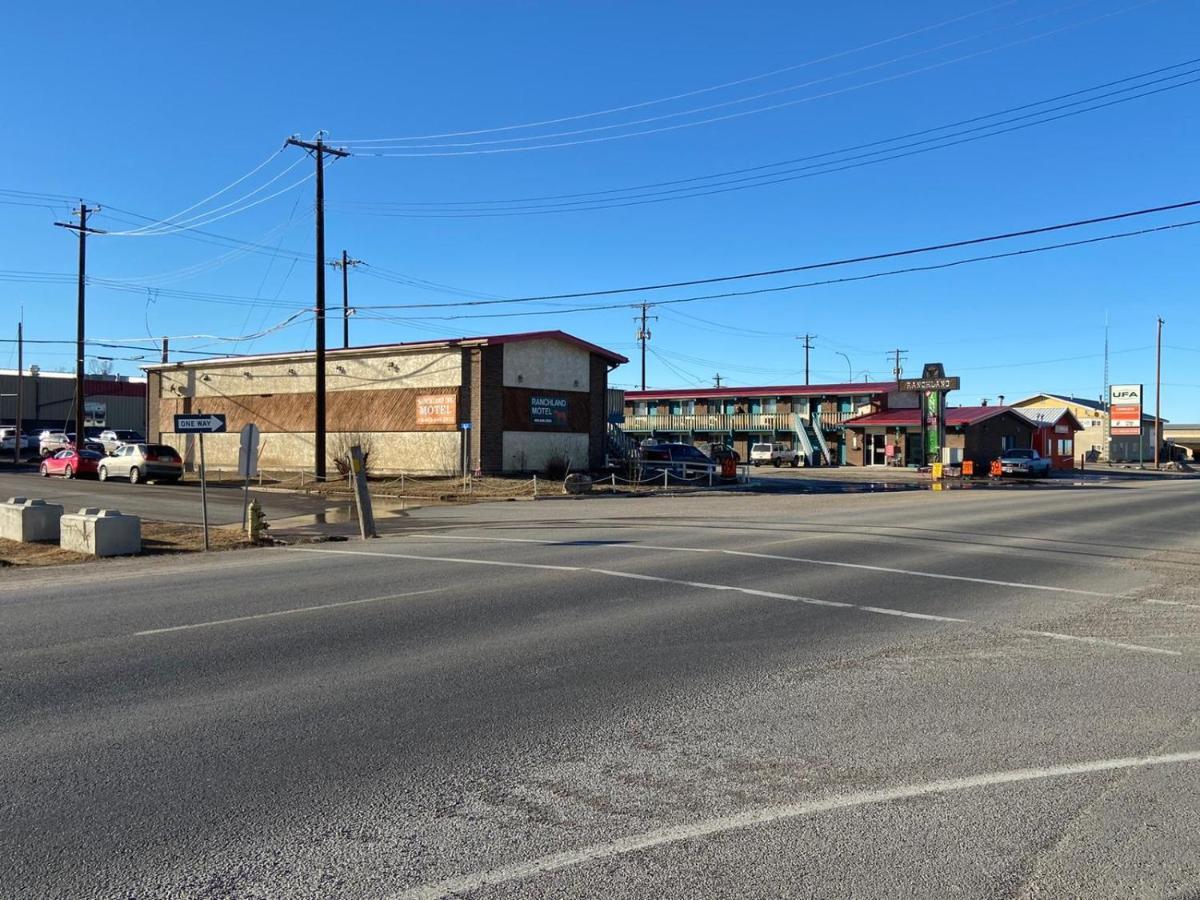 Ranchland Inn Nanton Exterior foto